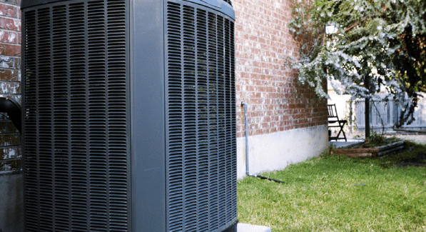 Pompa di calore vicino a una casa