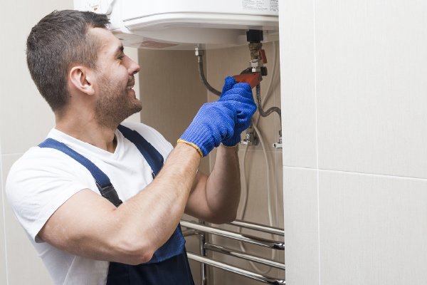 Tecnico al lavoro sulla caldaia